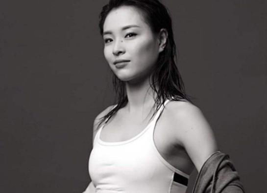  『以选择』吴敏霞和丈夫走机场,穿棉服麻杆腿好惹眼,难得浓妆红唇气质大变