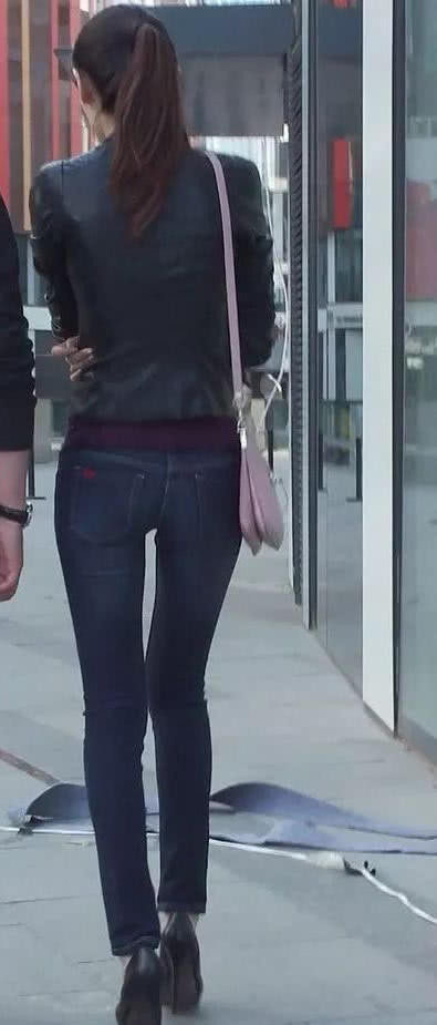 黑色牛仔翘臀小姐姐，紧身穿搭尽显完美S曲线，浑身散发着自信的