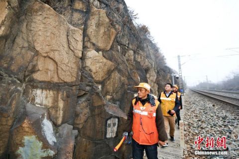  山体：铁路“小黄人” 深山除危石