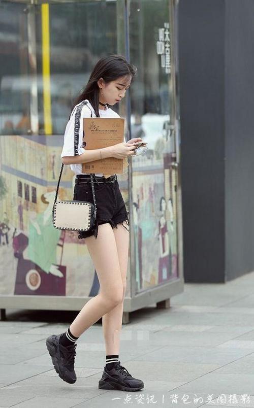 路人街拍，小姐姐的一举一动都在散发着成熟女人味