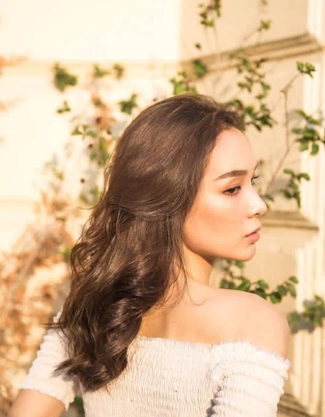  瞬间：春天里不如换个发色，选对颜色，肤色也能瞬间透亮！