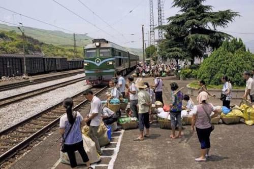  「恍然大悟」中国的高铁这么发达，为啥还不淘汰绿皮火车？看完