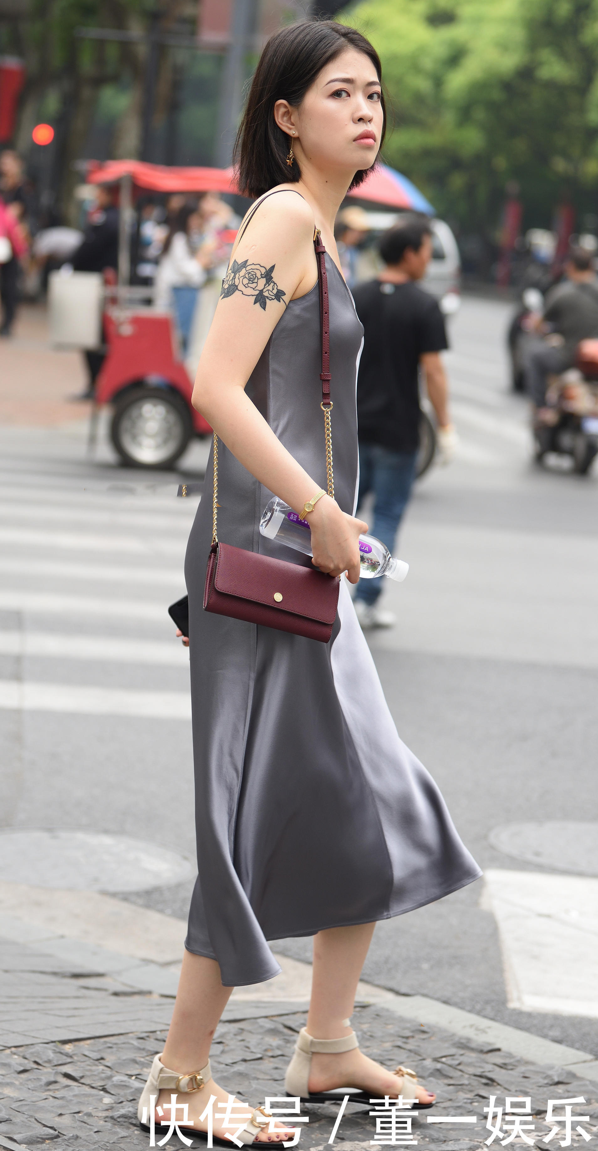 身材高挑的骨感小姐姐，穿着一袭银灰色修身长裙，让太平公主美出