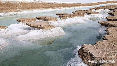 新疆沙漠中突然出现湖泊，水到底从哪儿来的，说出你会相信吗？