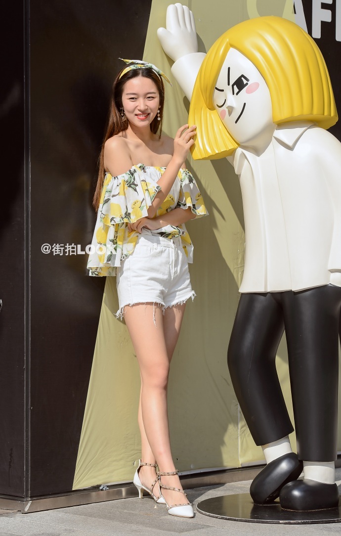 路人街拍：小姐姐粉色长T恤穿出下衣失踪的感觉，一双美腿很养眼