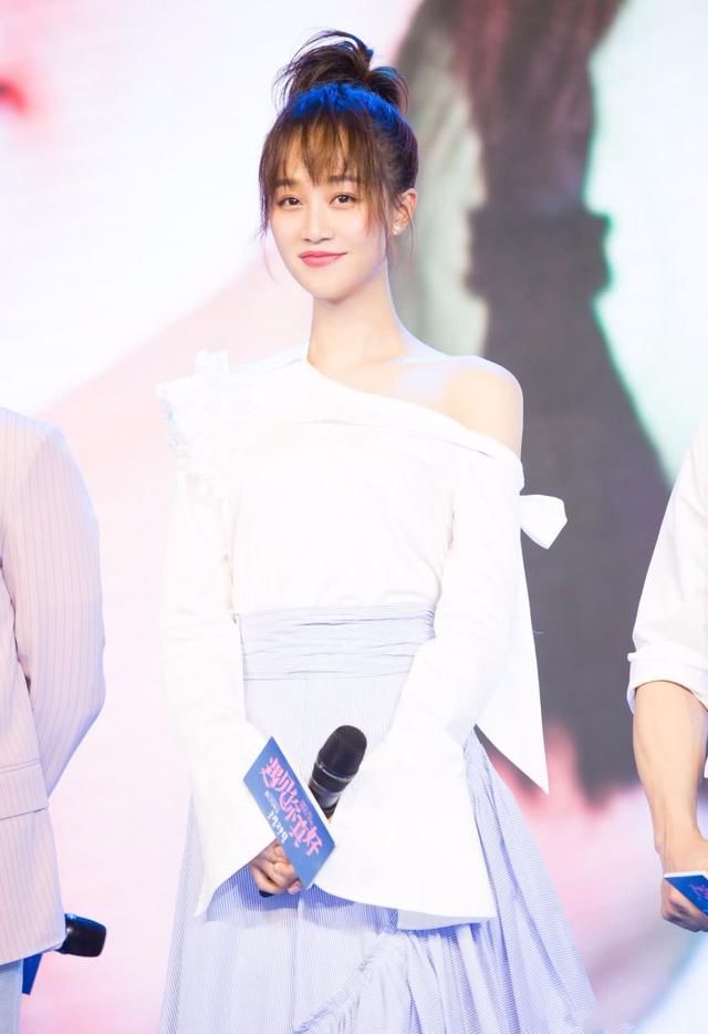 蓝盈莹真猛！这么窄的尖头高跟也要硬塞进去，网友：心疼39码的脚