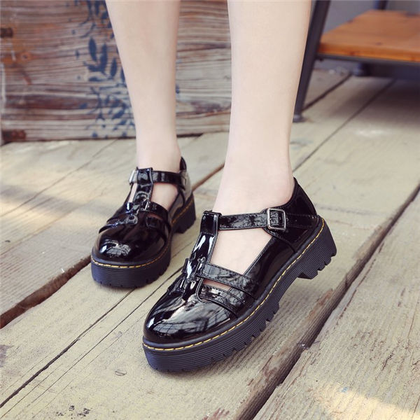 如今奔4奔5的女人都喜欢穿这种鱼嘴鞋，时髦百搭高挑有味道