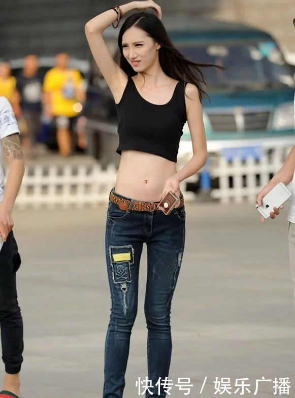 气质小姐姐紧身穿搭尽显青春妩媚，路人搭讪一脸羞涩的笑容