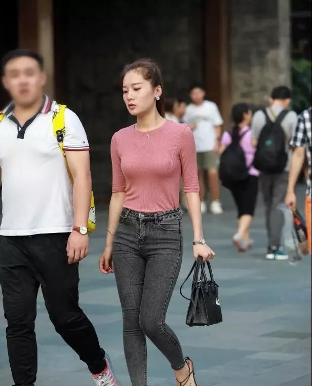 街拍美女:走路时婀娜扭动,身材苗条性感的美臀美女