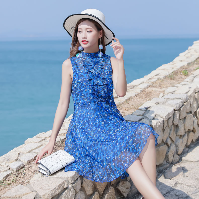 赫本裙不流行了!今秋小姐姐流行穿“镂空裙,性感时髦,年轻十岁