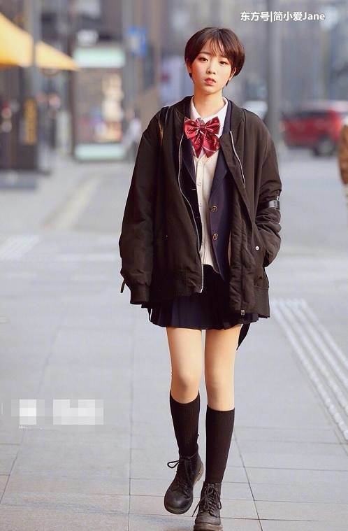 能把“JK”穿上街的美女，勇气也是很大的