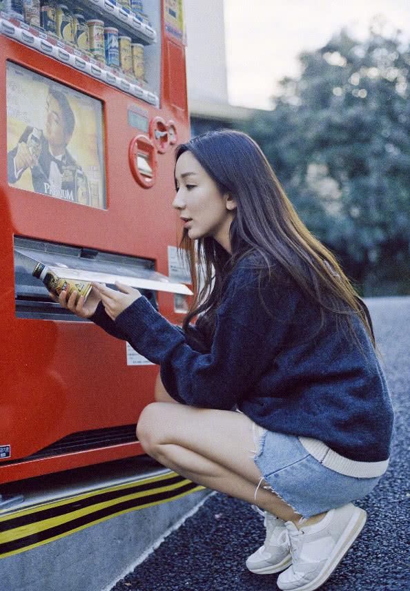 娄艺潇黑色长裙露美背，侧面照引发网友热议：想不到这么有料！