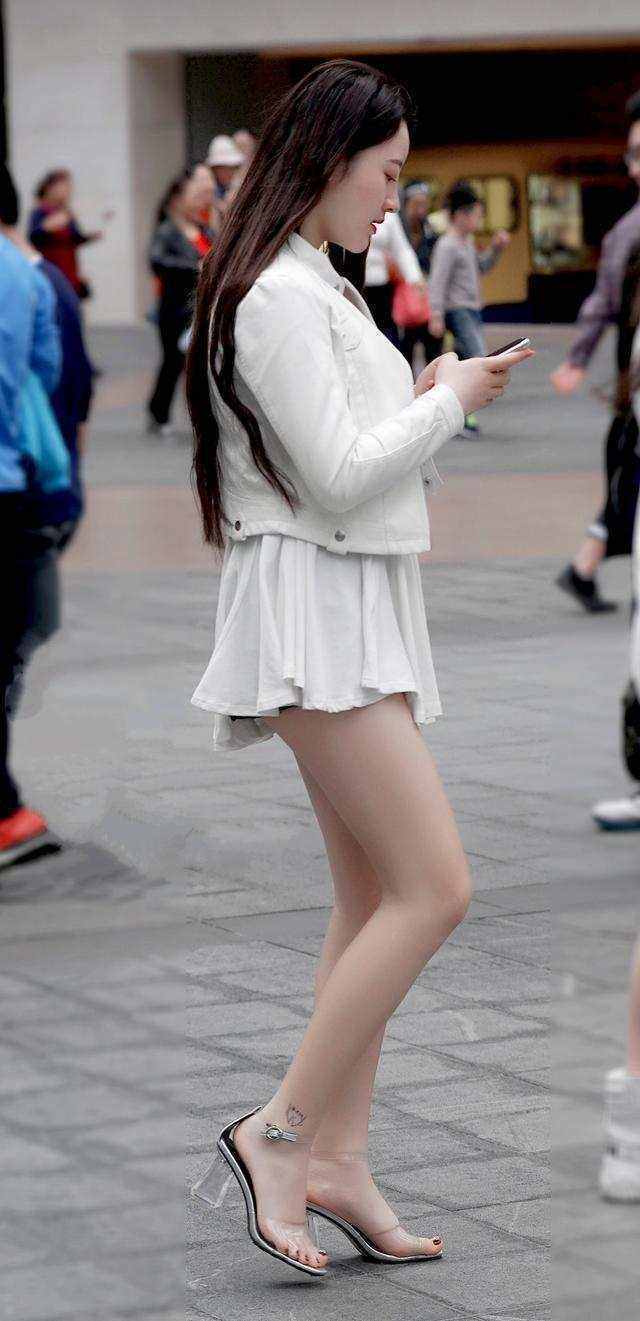 #身穿#街拍:长发美女身穿优雅裙装,清新典雅显贵气