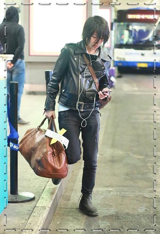 窦靖童轻装上阵！茶缸、木箱全都不见了，网友：这么利落真不习惯