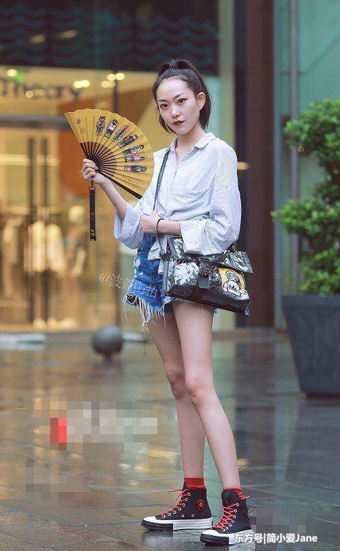 街拍：图五闺蜜紧身包裙上阵，“养眼”的身材，百分百的回头率