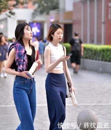  『入秋』街拍美图，入秋这样穿如何？一见倾心表情多