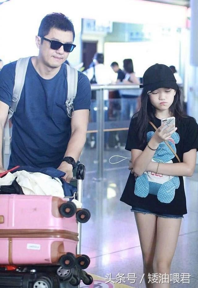 李亚鹏机场变身保镖，李嫣小小年纪腿就这么长，超模底子十足啊！