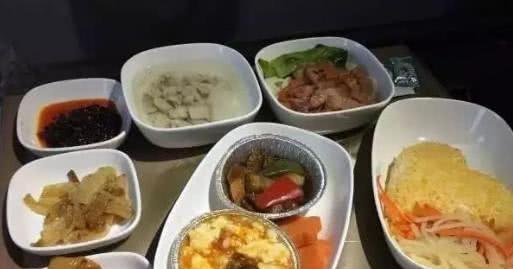 川航“喂猪式”的飞机餐，吃到系不上安全带，乘客拒绝不了