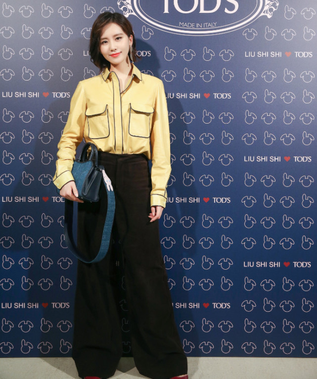 刘诗诗的“拖把”裙太别致了，穿高跟鞋还要套塑料袋，为了防雨