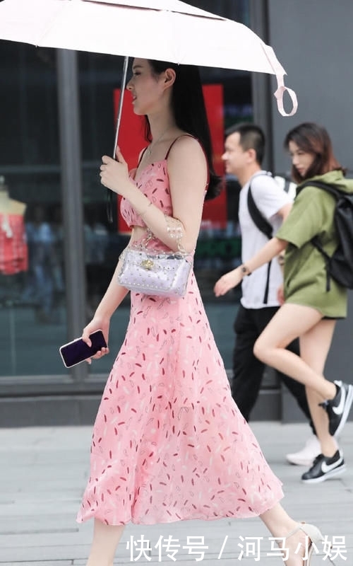 「尽显」樱花粉碎花吊带长裙,甜美可人,尽显气质女神的浪漫少女心