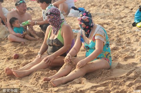 青岛海水浴场游人密密麻麻如下饺子