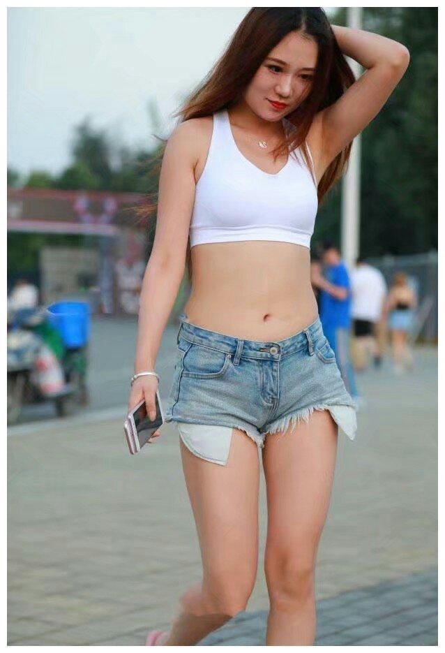 街拍：图5穿瑜伽裤，优雅时髦，展现“凹凸”有致的曲线美！