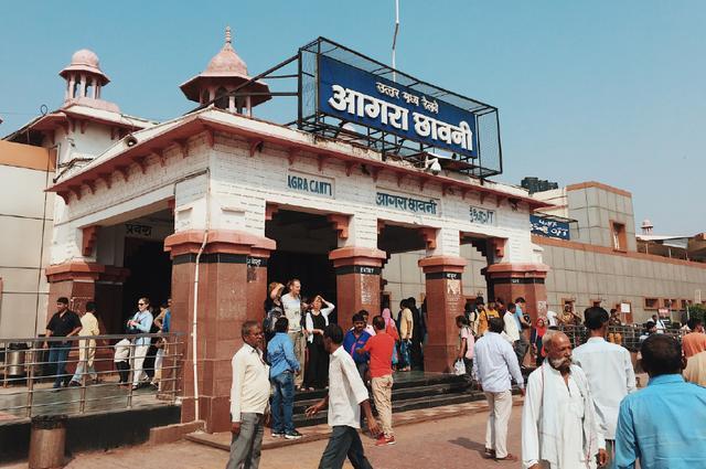  「内部」中国女孩在印度乘坐火车，实拍火车内部，来看看是什么