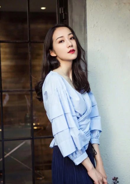 小姐姐身穿浅蓝色的上衣尽显成熟妩媚,开叉的五分裙也不能够阻挡