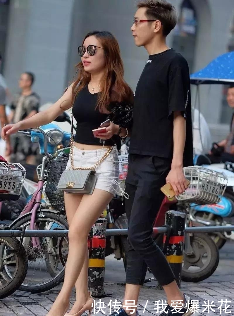 「 打造」性感时尚，打造自己不同的一面，街拍：夺目婀娜的美女