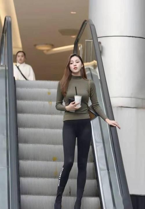  美女@路人街拍，美女梳一个清爽的辫子，整个人看起来十分性感漂亮
