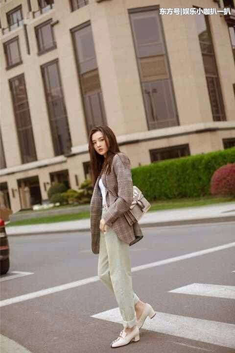 宋祖儿真敢穿! 裙子下露出双腿 网友: 这尺寸就没人管吗