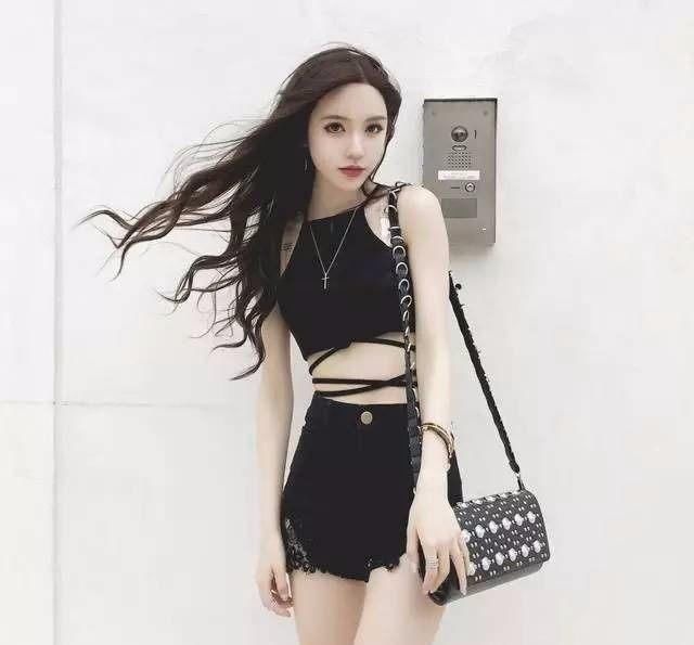 现在姑娘真是太敢穿了，出门只穿个吊带背心，大胆又好看，美爆了