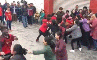  妹子@搞笑GIF趣图:学化妆的妹子，老认真了！