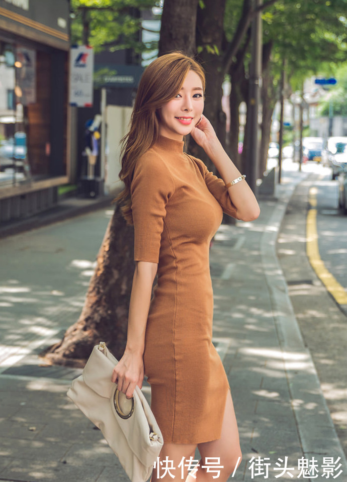 街拍：一件棕色的开叉裙，小姐姐穿出来有都市贵妇味儿!