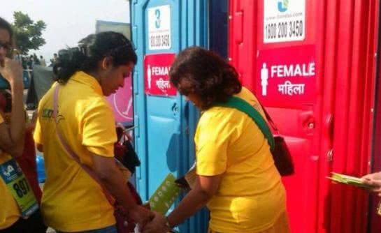 中国游客来印度，发现到处都是露天厕所，印度姑娘是怎么上厕所呢