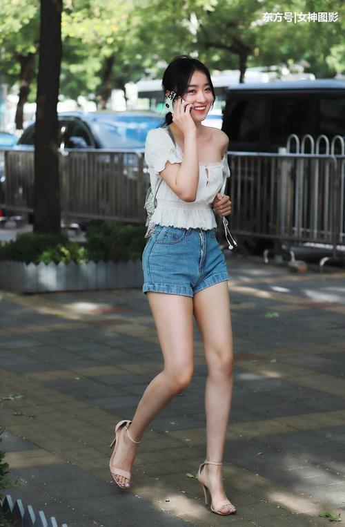 时尚街拍：穿牛仔热裤的美女，清纯又性感！
