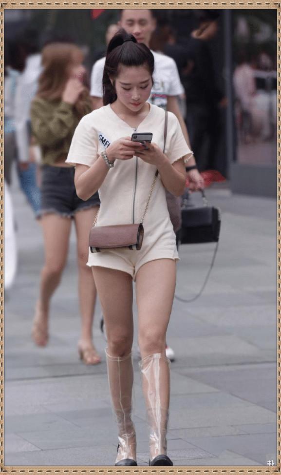 透明|街拍:这种“透明靴子”热不热?穿去逛街气味应该很大吧!