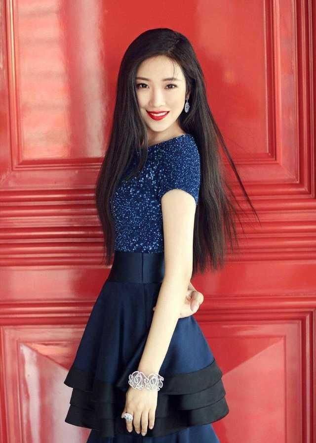  『气质』菅纫姿本就是气质丽人，挑战一条蓝色蛋糕连衣裙，凸显出女神气质