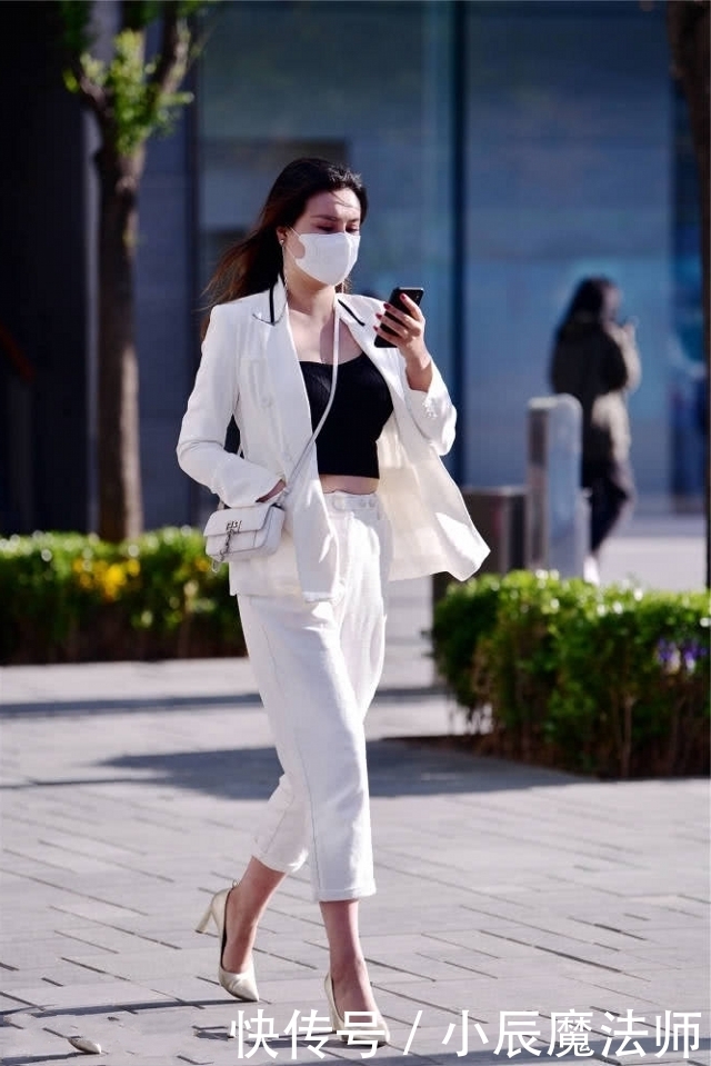 美女|路人街拍,美女运动范的打底裤搭配运动背心,自然又大气