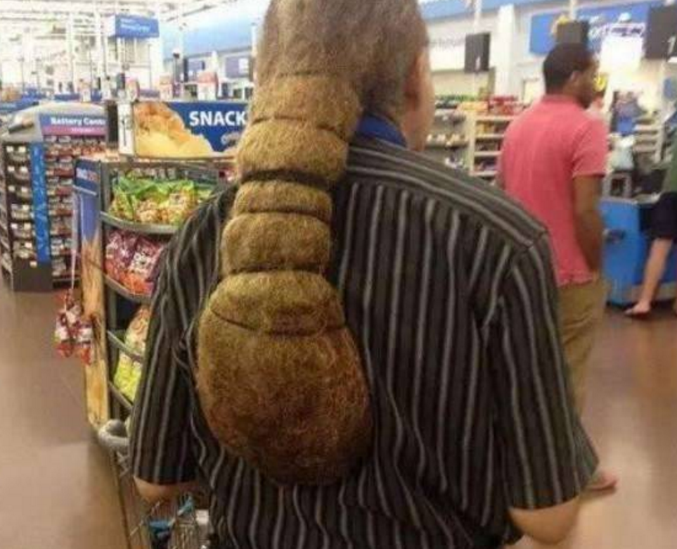 女子10年不洗头不剪头发的人, 咋一看还以为是一条巨型尾巴