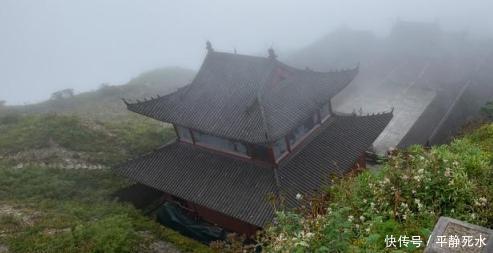 中国这寺庙建在云端, 随便一伸就能碰到白云, 网友说: 太危险了