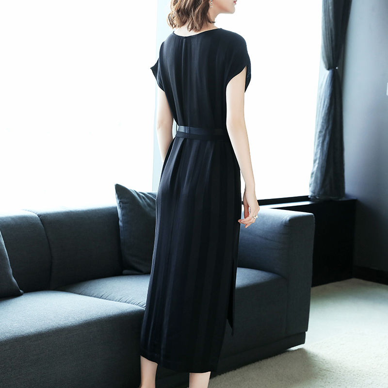 我50岁了，但我喜欢这样穿，高雅裙+尖头鞋，个个叫我美女