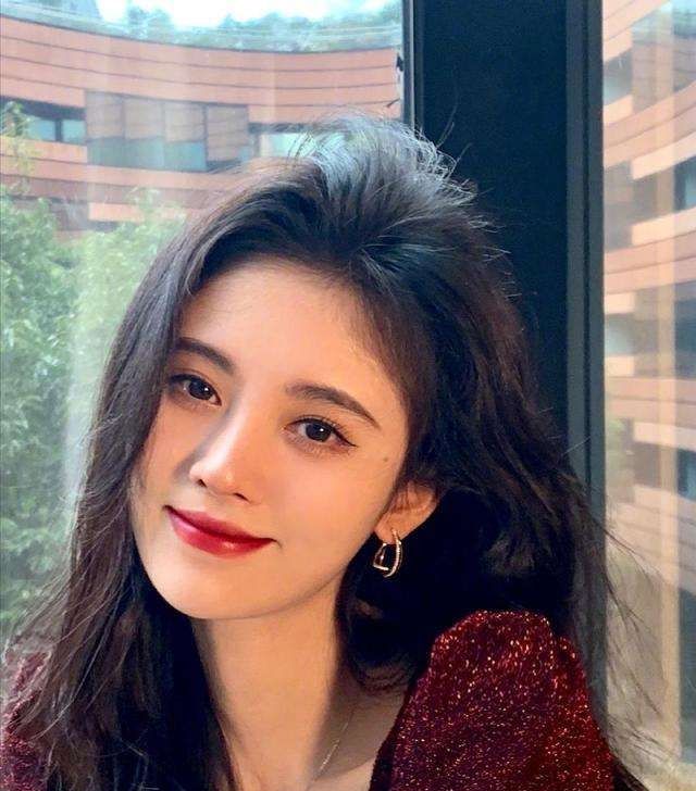  对比@鞠婧祎开了个好头，snh48成员假脸迹象严重，和元气女团对比鲜明