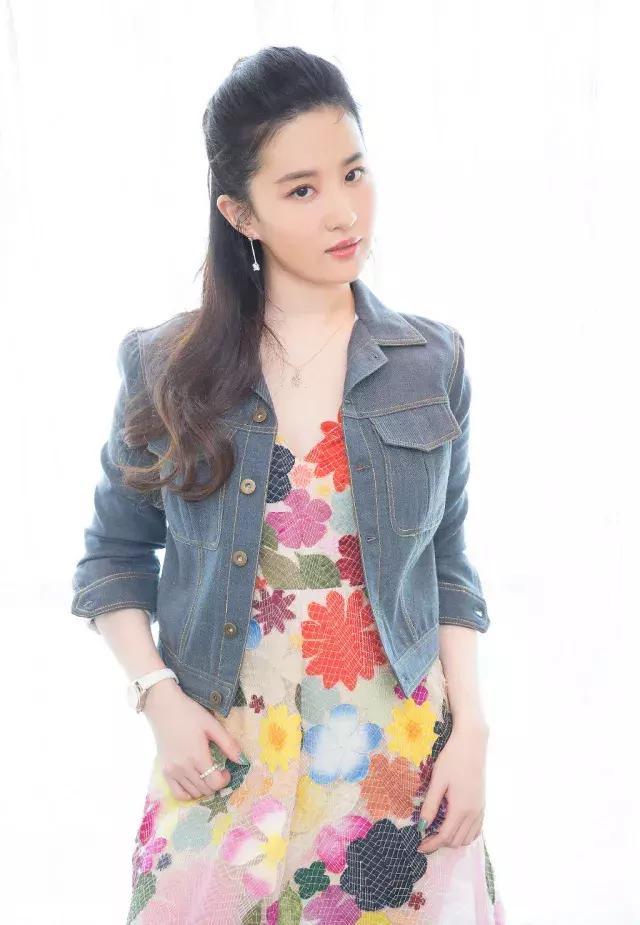 刘亦菲体重再轻也不显瘦,是因为锁骨不够明显