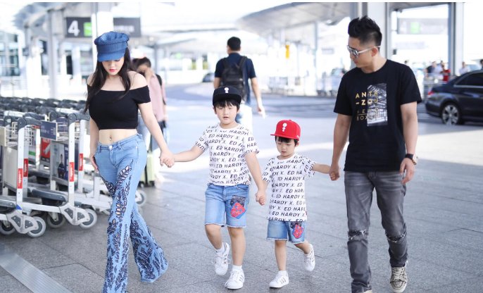 邹市明全家牵手亮相，冉莹颖再次抢镜，网友:太敢穿!