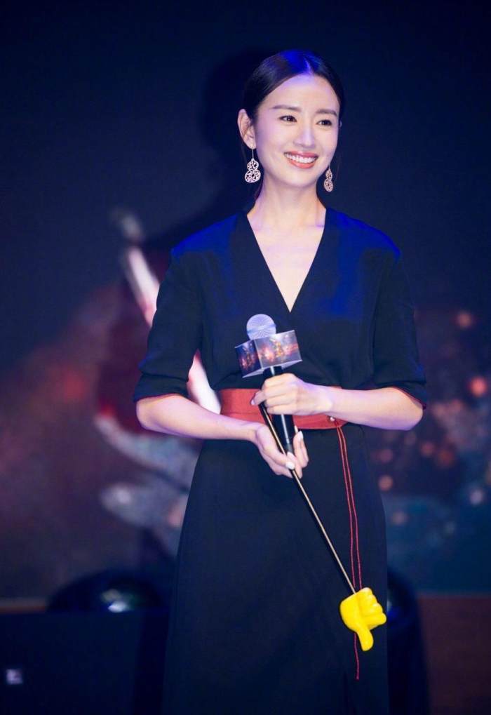 董洁真更狠的! 穿的短裤下面毛茸茸的还很紧身 网友: 离婚后什么