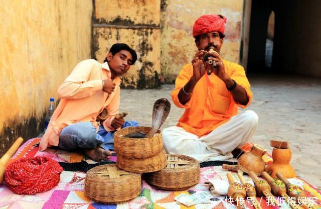印度街头有很多“苦行僧”，中国游客前去拍照，导游不要靠近