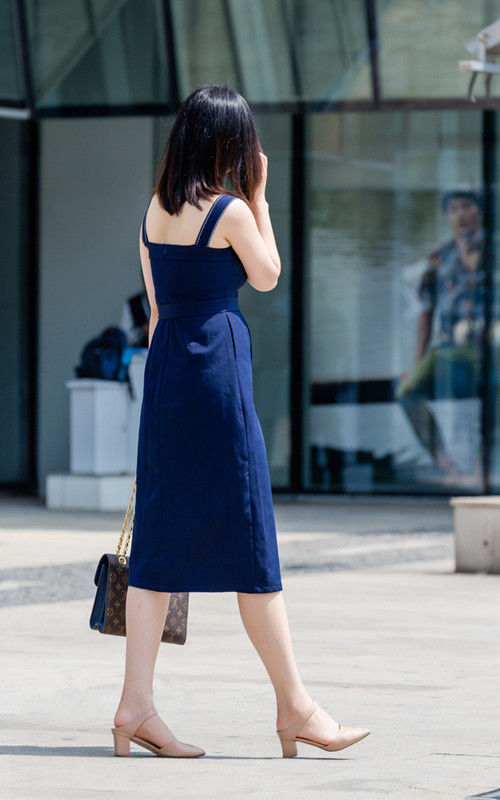 成都街拍:闺蜜出行正确穿搭，吊带衣搭配短款热裤+空调小外套