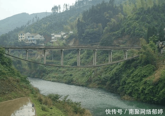 湖南一大桥“造反”了! 被人说成不合规桥梁, 实则设计非常科学