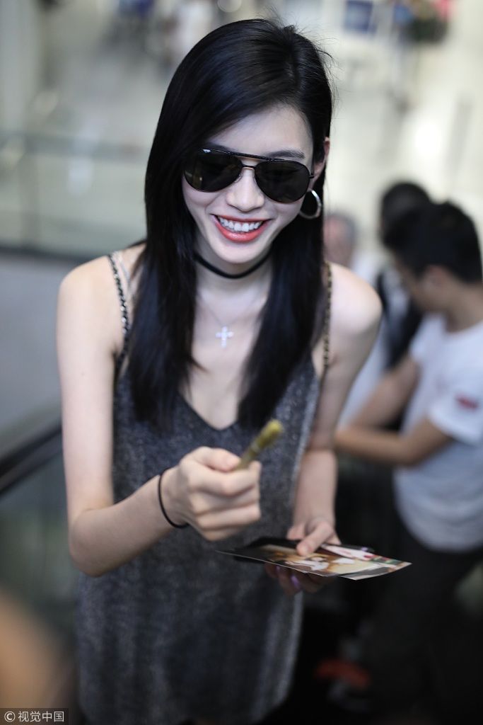 奚梦瑶抵沪穿着清凉 身材太骨感